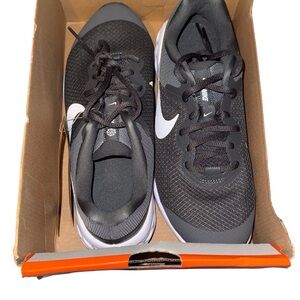 Nike Black & Gray Running Shoes with White Swoosh 7 Youth 8.5 Woman’s